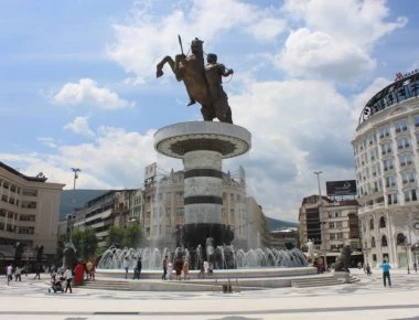 «Χλιαρές» οι αντιδράσεις των Σκοπιανών για τη συμφωνία- Η πλειοψηφία δείχνει θετικά προσκείμενη (βιντεο)